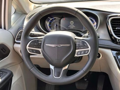 Used 2024 Chrysler Pacifica Limited FWD image 19