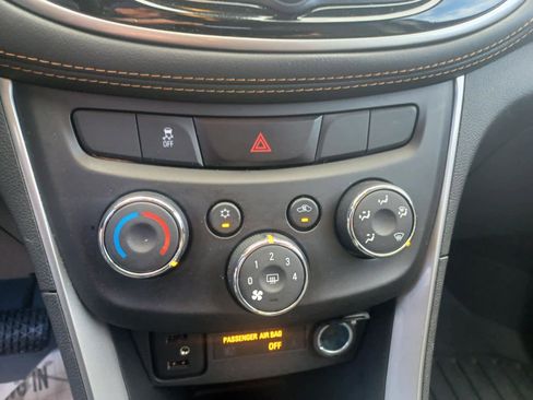 Used 2022 Chevrolet Trax LT w/ LT Convenience Package image 12