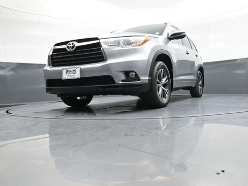 Certified 2016 Toyota Highlander XLE AWD/4WD image 28