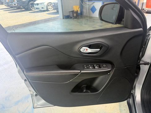 Used 2016 Jeep Cherokee Latitude FWD image 21