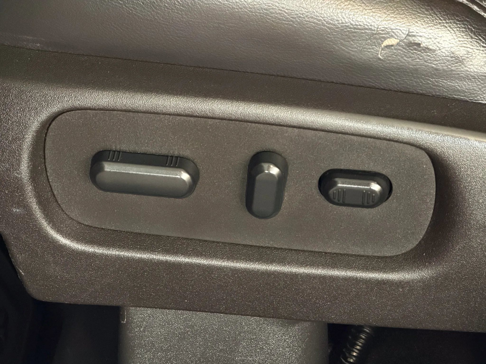 Used 2015 Ford Explorer XLT w/ Equipment Group 202B FWD image 18
