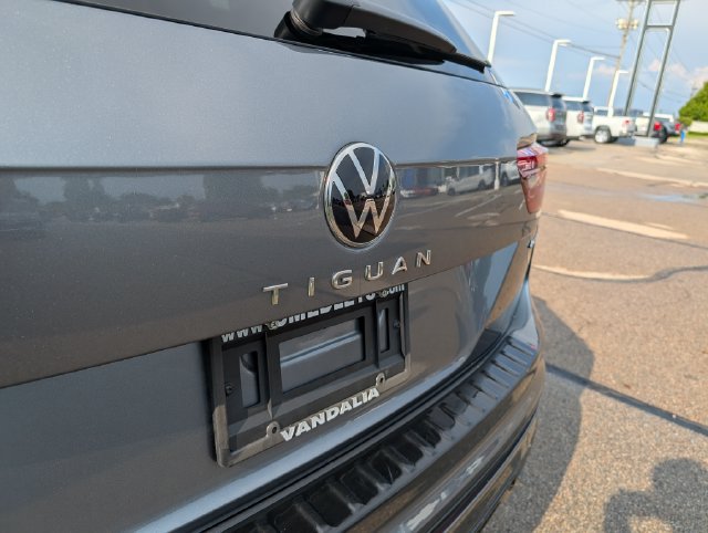 Used 2024 Volkswagen Tiguan SE R-Line AWD/4WD image 32