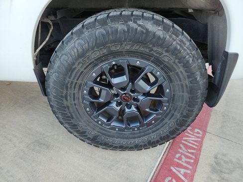 Used 2022 Nissan Frontier SV w/ Technology Package image 9