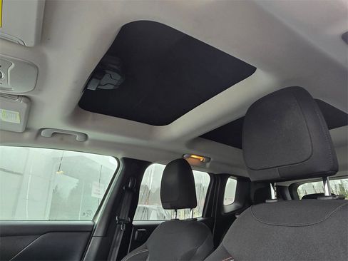 Used 2016 Jeep Renegade 75th Anniversary image 24