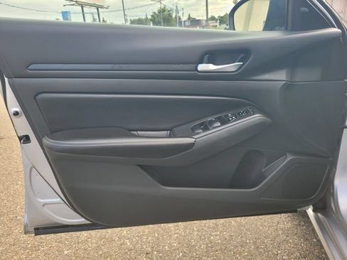 Used 2024 Nissan Altima 2.5 SV FWD image 18