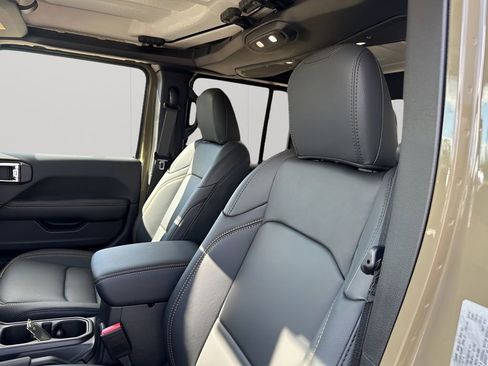 New 2025 Jeep Gladiator Sport image 27