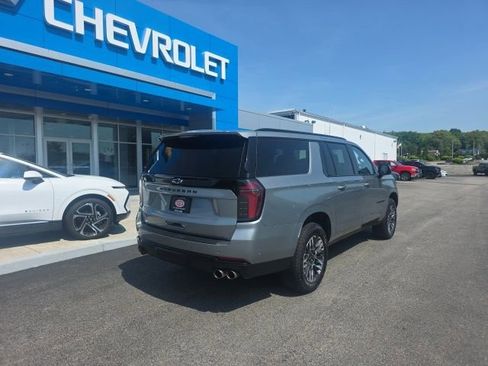 Used 2025 Chevrolet Suburban Z71 AWD/4WD image 3