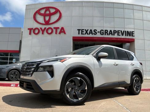 Used 2025 Nissan Rogue SV AWD/4WD image 2