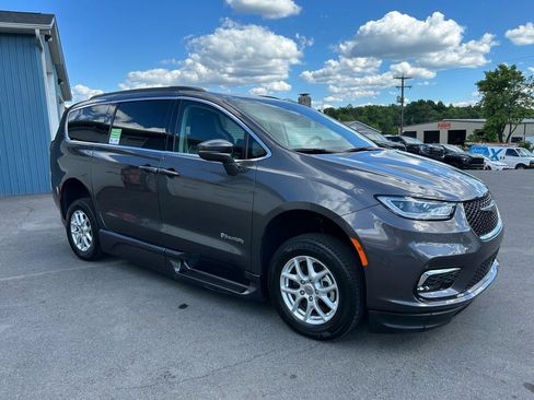 Used 2022 Chrysler Pacifica Touring-L FWD image 7