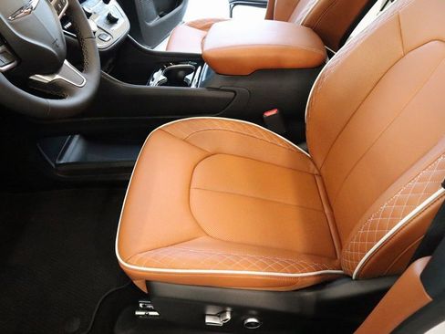 New 2026 Chrysler Pacifica Pinnacle image 12