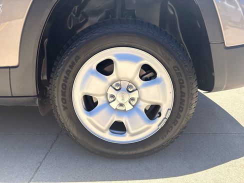Used 2016 Jeep Cherokee Sport AWD/4WD image 10