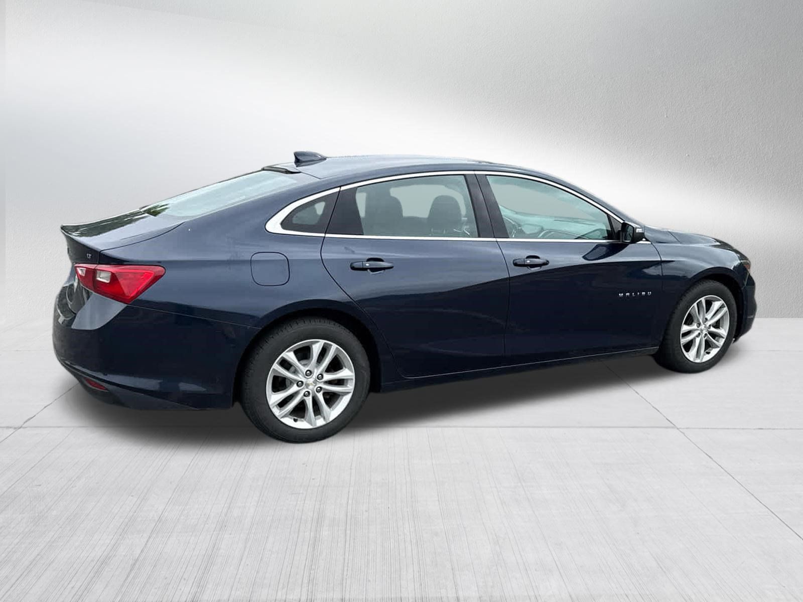 Used 2017 Chevrolet Malibu LT FWD image 9