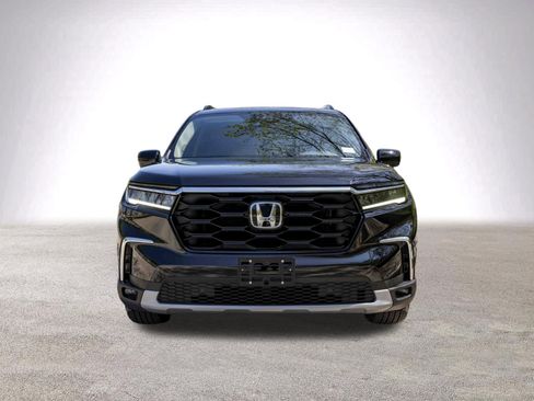 Used 2025 Honda Pilot Touring image 3