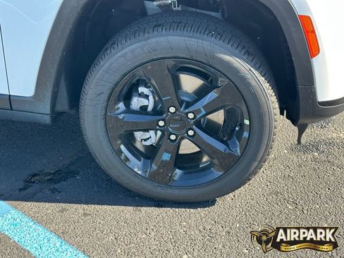 New 2025 Jeep Grand Cherokee L Altitude image 10