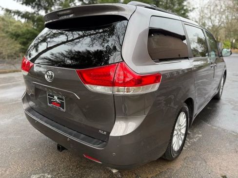 Used 2013 Toyota Sienna XLE w/ Premium Pkg image 5