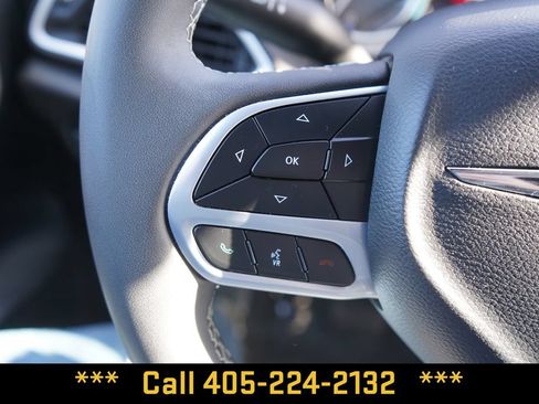 Used 2025 Chrysler Pacifica Select FWD image 30