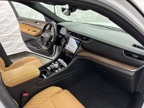 Certified 2025 Jeep Grand Cherokee Summit AWD/4WD image 18