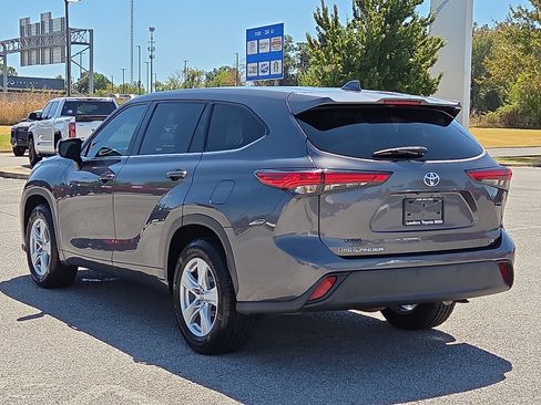 Used 2021 Toyota Highlander LE FWD image 4