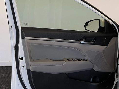 Used 2017 Hyundai Elantra SE FWD image 13