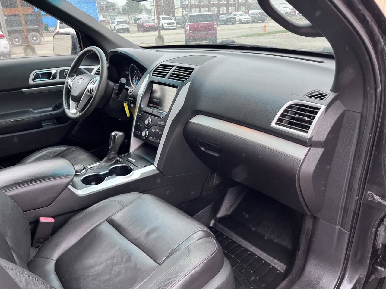 Used 2015 Ford Explorer XLT w/ Equipment Group 202B AWD/4WD image 21