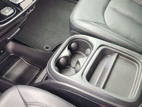 Used 2020 Chrysler Pacifica Touring-L w/ S Appearance Package image 18