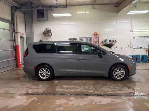 Certified 2025 Chrysler Pacifica Select image 3