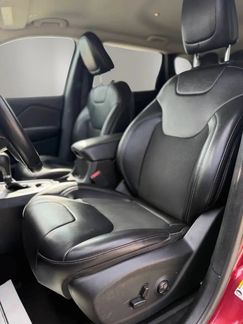 Used 2019 Jeep Cherokee Latitude Plus w/ Cold Weather Group AWD/4WD image 11