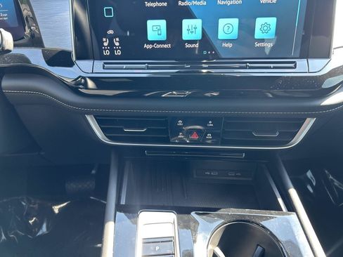 Certified 2025 Volkswagen Atlas Cross Sport SE AWD/4WD image 17
