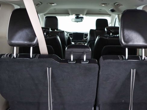 Used 2023 Chrysler Pacifica Touring-L image 30