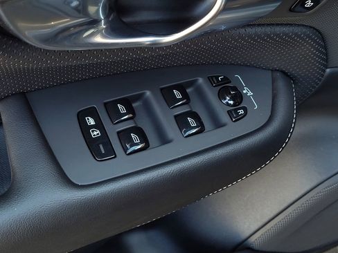 Used 2022 Volvo XC90 T8 R-Design w/ Advanced Package image 11