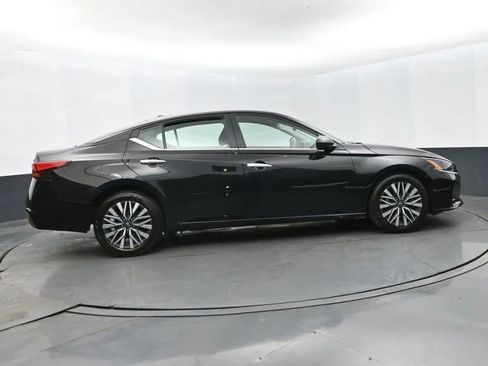 Used 2024 Nissan Altima 2.5 SV image 4