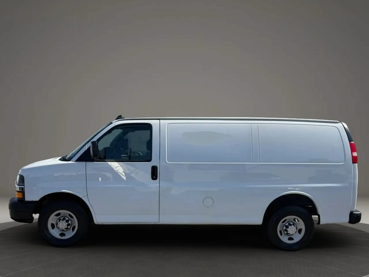 Used 2019 Chevrolet Express 2500 w/ Communications Package RWD image 3
