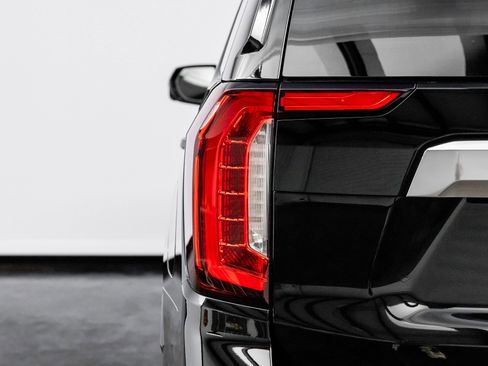 Used 2023 GMC Yukon Denali w/ Denali Reserve Package image 19