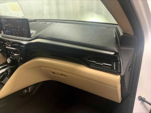 Used 2025 Acura MDX SH-AWD image 13