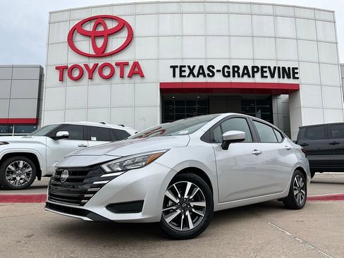 Used 2025 Nissan Versa SV image 2