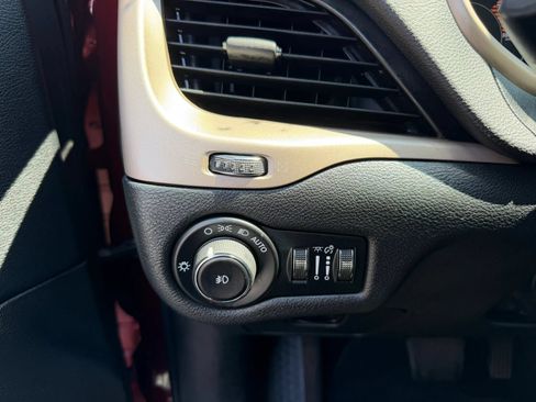 Used 2016 Jeep Cherokee Latitude FWD image 13