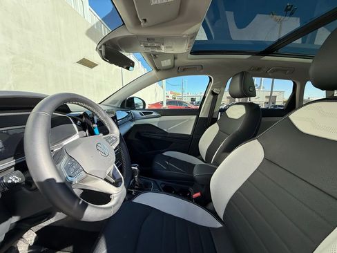Certified 2025 Volkswagen Taos SEL image 9