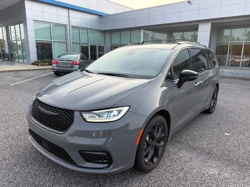 Used 2025 Chrysler Pacifica Limited FWD image 1
