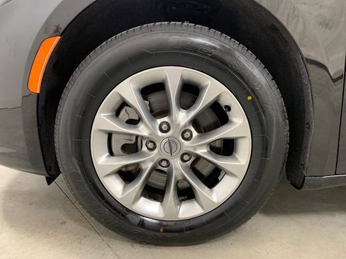 Used 2023 Chrysler Pacifica Touring-L w/ Uconnect Theater Family Group AWD/4WD image 2
