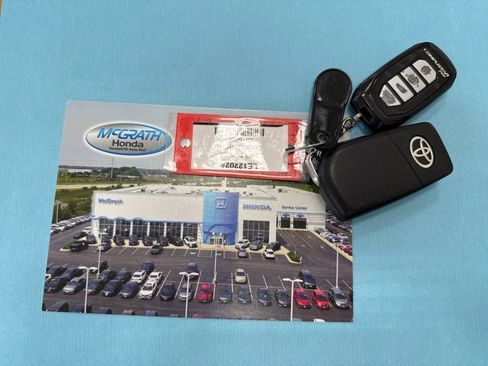 Used 2019 Toyota Camry SE image 3