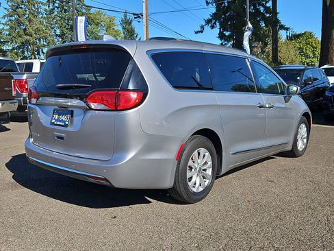 Used 2017 Chrysler Pacifica Touring-L image 5