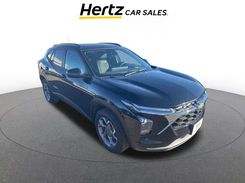 Used 2025 Chevrolet Trax LT image 1