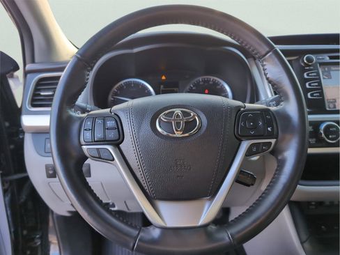 Used 2019 Toyota Highlander XLE image 23