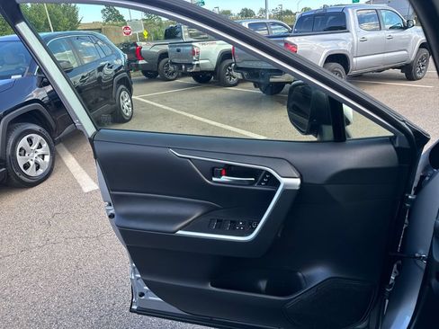 Used 2022 Toyota RAV4 XLE Premium AWD/4WD image 32
