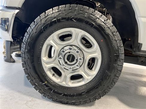 Used 2025 Ford F250 XLT image 32