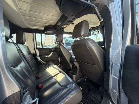 Used 2015 Jeep Wrangler Unlimited Rubicon w/ Connectivity Group AWD/4WD image 13