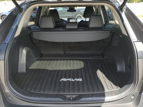 Used 2020 Toyota RAV4 XLE Premium FWD image 11