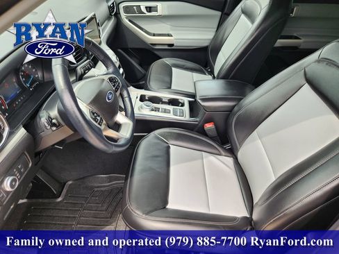 Certified 2022 Ford Explorer XLT w/ Equipment Group 202A RWD image 9