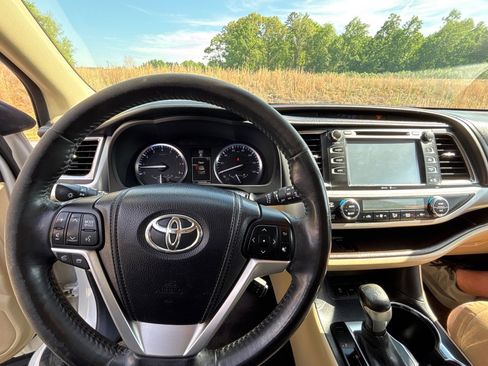 Used 2014 Toyota Highlander XLE image 16