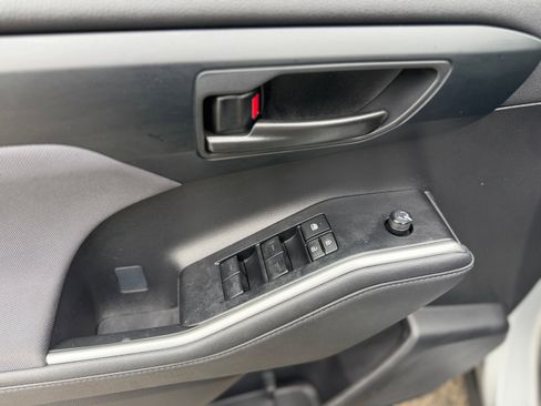 Used 2023 Toyota Highlander LE AWD/4WD image 17